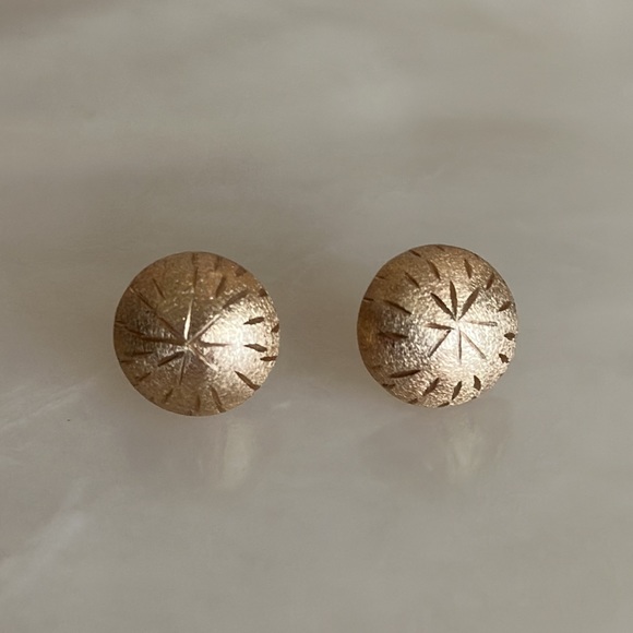 14k Solid Brushed Gold Sand Dollar Stud Earrings - Picture 3 of 16